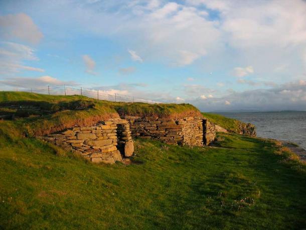 This Neolithic stone building at Knap of Howar, Orkney, from the early Neolithic, is one of the oldest surviving houses in northwestern Europe, and whoever lived there used fertilizers to avoid starvation. (Me677 / Public domain)