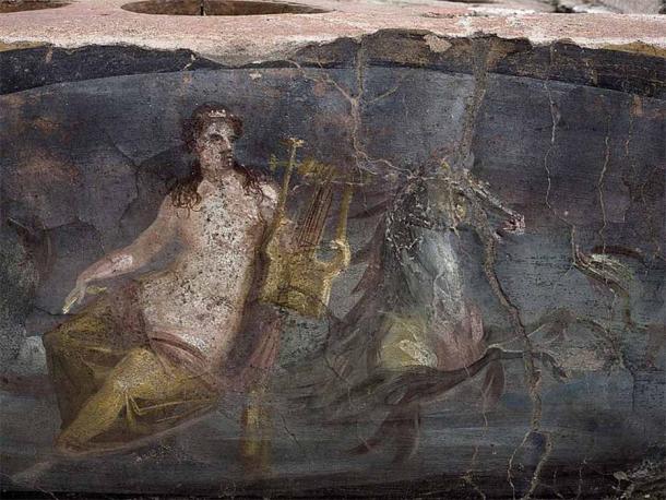 Nereida medio reclinada sobre el lomo de un caballito de mar, fresco de Pompeya (CC0)