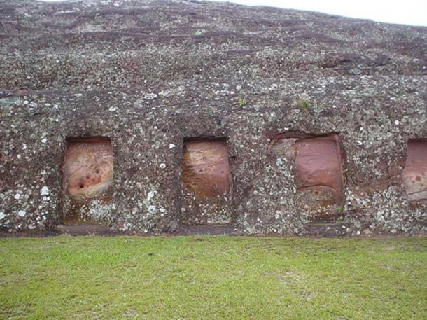 Niches carved into the great rock, Samaipata (Public Domain)