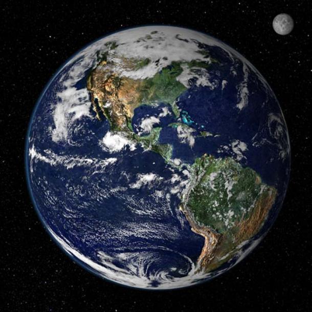 Това истинско цветно изображение показва Северна и Южна Америка, както биха се появили от космоса на 35 000 км (22 000 мили) над Земята.  Изображението е комбинация от данни от два спътника.  (Създадено от Reto Stöckli, Nazmi El Saleous и Marit Jentoft-Nilsen, NASA GSFC)