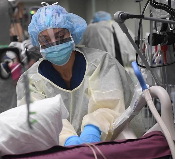 Nurse treating patient with COVID-19. (Public domain)