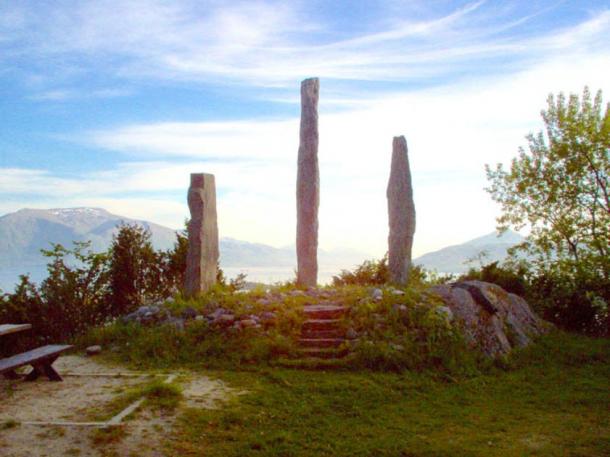 Obeliszk emlékmű a Rastarkalvi csatában elhunyt férfiak számára. (Zaarin~commonswiki / CC BY-SA 3.0)