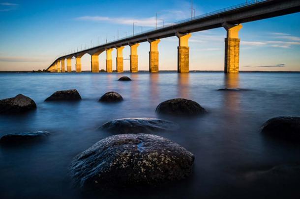 Oland’s Bridge at sunset (davidhjort / Adobe Stock)