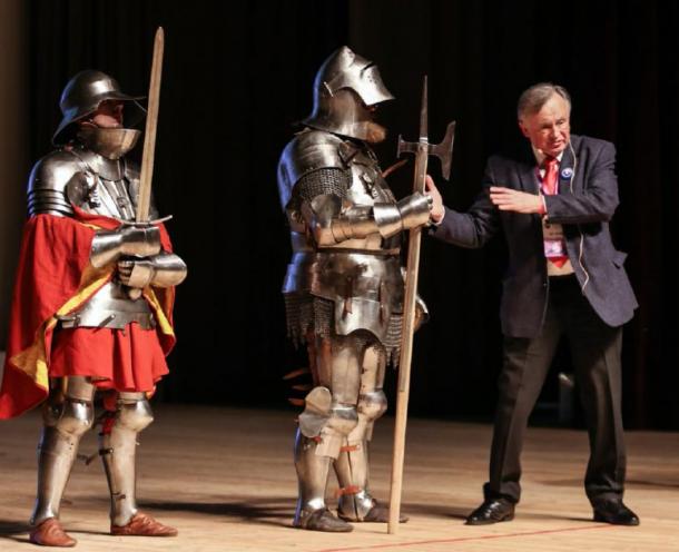 Oleg Sokolov y recreadores históricos, con armaduras de caballeros medievales, en el 6º Foro Científico y Educativo Científicos contra los Mitos en San Petersburgo el 11 de febrero de 2018. (Eissink / CC BY-SA 4.0)