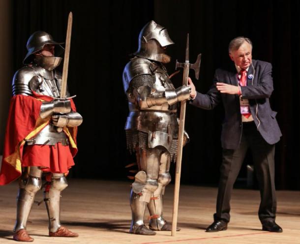 Oleg Sokolov and historical reenactors, in the armor of medieval knights, at the 6th scientific and educational forum Scientists Against Myths in St. Petersburg on February 11, 2018. (Eissink / CC BY-SA 4.0)