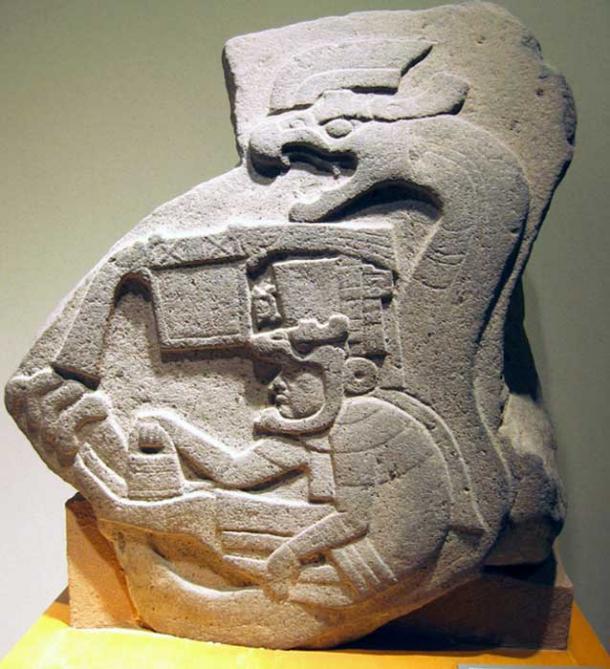 El Monumento olmeca 19, de La Venta, Tabasco, muestra a un hombre con la bolsa en la mano.