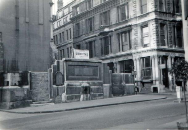 Once site of Church of St Swithin’s 1962 with the surviving London Stone set into the wall. (David Wright / Church of St. Swithin's London Stone / CC BY-SA 2.0)