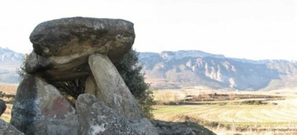 One of the dolmens analyzed, located in Elvillar (Araba). In the background, the Cantabria mountain ridge, where the caves included in the study are located. (Credit: Teresa Fernández-Crespo / UPV/EHU)