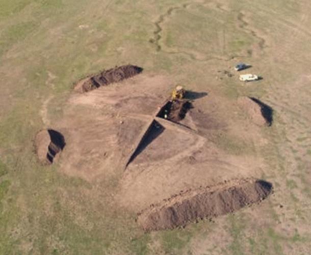 One of the two barrow burial mounds investigated in Serbia, where the strange painted immigrant men from the “northeast” were unearthed. (P. Włodarczak / PAP)