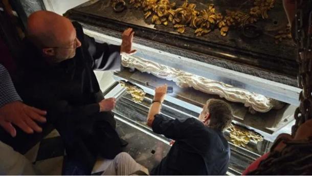 Opening of the first tomb of St. Teresa of Ávila.