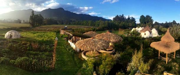 Organismo, the accommodation for the week with Peña de Juaica in the background. (Image: © Organizmo, Bogotá)
