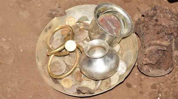 Adornos, vasijas de plata y monedas encontradas en Ghanta Matham en Srisailam en 2017. (Deccan Chronicle)