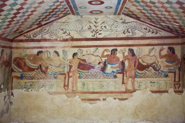 Pinturas murales ornamentadas en una tumba etrusca. Fuente: Paolo Gallo / Adobe Stock
