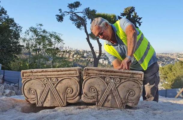 También se han encontrado capiteles ornamentados en el sitio. (Yoli Schwartz/Autoridad de Antigüedades de Israel)