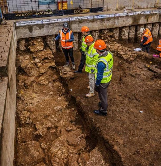 Los trabajadores de Oxford and Beard Archaeology se paran frente a los cimientos de piedra caliza del perdido College of Oxford, que las políticas de disolución del rey Enrique VIII han llevado a la bancarrota. (Simon Gannon/Correo de Oxford)