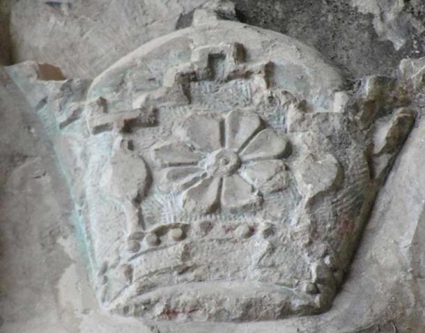 Pahlavi crown carved on a cave wall inscriptions of Shapur top army