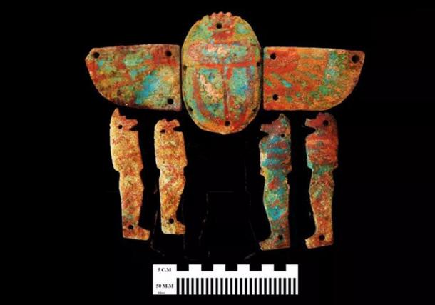 Artefacto pintado encontrado durante el descubrimiento de la Ciudad Dorada de 3.500 años de antigüedad de Egipto, uno de los diez principales descubrimientos de la revista Arqueología en 2021 (Ministerio de Turismo y Antigüedades de Egipto).
