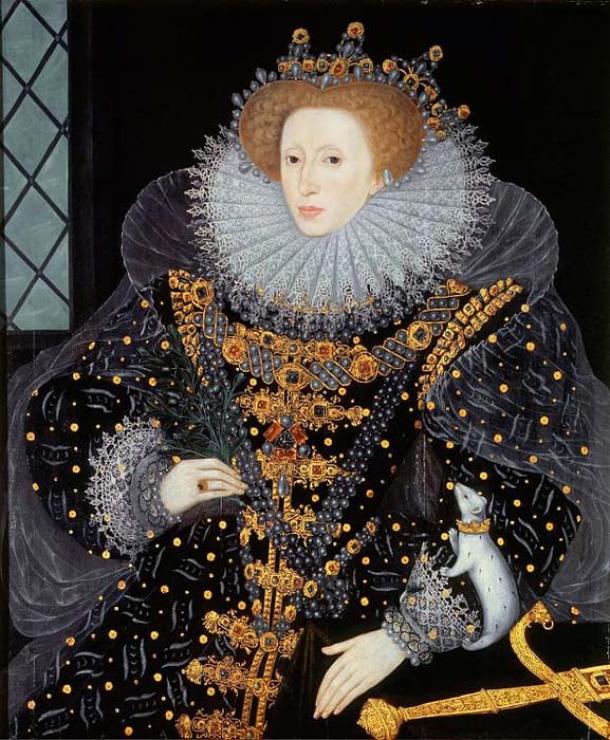 Pintura de Isabel I de Inglaterra, también conocida como Retrato de armiño por Sir William Segar. Isabel lleva un vestido negro ricamente decorado y la joya de los Tres Hermanos. (William Segar/dominio público)