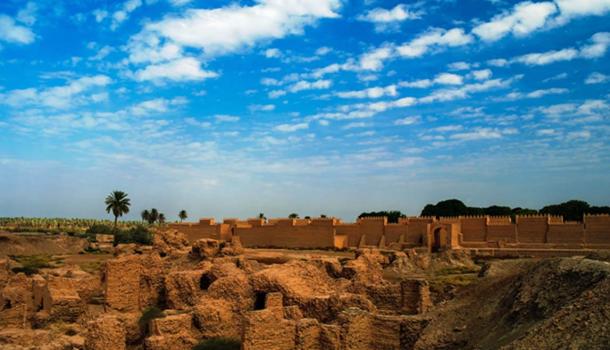 Panorama of Babylon ruins, Hillah, Iraq. (homocosmicos / Adobe)