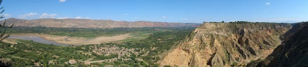 Panorama of the lower Daxia River valley, seen from the edge of the loess plateau in northeast Linxia County. On the right, one can see part of the plateau and a canyon cutting thru it. The near side of the river is in Linxia County (Hexi Township), the far side, in Dongxiang County (Hetan Town). This is where China’s famous Linxia animal graveyard is located and where the remains of the largest rhino ever were unearthed. (Vmenkov / CC BY-SA 3.0)