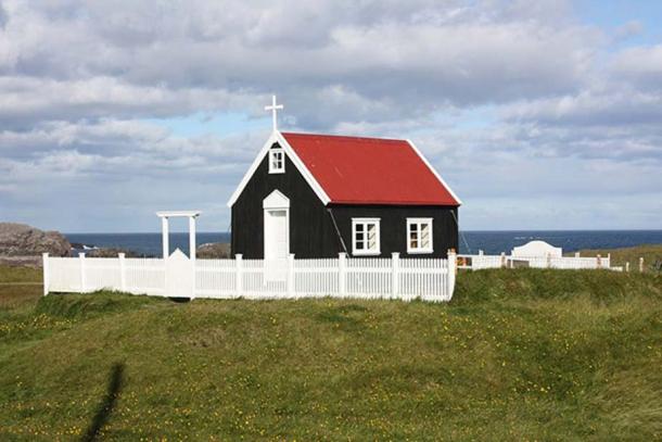 Papey Island church. (Arian Zwegers/CC BY 2.0)
