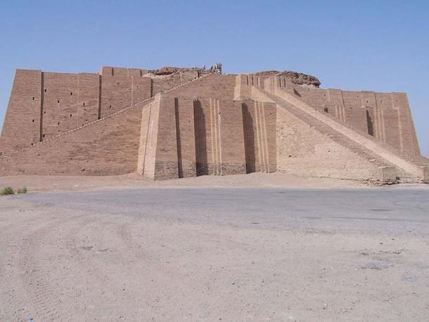 Partially reconstructed facade and the access staircase of the ziggurat. The actual remains of the Neo-Babylonian structure can be seen at the top. (Hardnfast/CC BY 3.0)