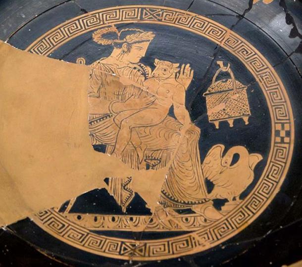 Pasiphaë y el Minotauro. Tondo de un kylix ático de figuras rojas, 340-320 a.C. De Vulci. (Dominio publico)