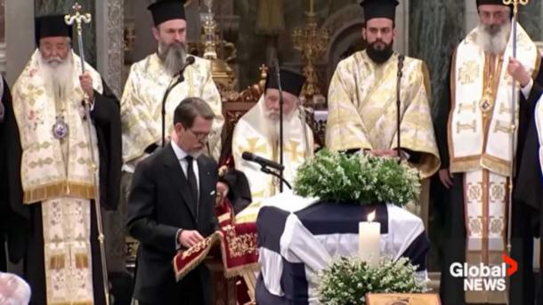 El hijo de Constantino, Pavlos, habla durante el funeral en la Catedral Metropolitana de Atenas (captura de pantalla de YouTube)