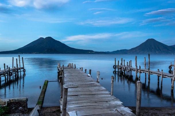 Apacible paisaje de un amanecer en los muelles de Panajachel, Lago Atitlán, Guatemala.  (Mltz/Adobe Stock)