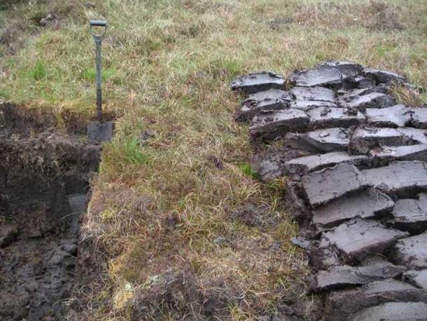 Pantano en Lewis, Escocia con trozos de turba utilizables a la derecha. (Wojsyl/CC BY-SA 3.0)