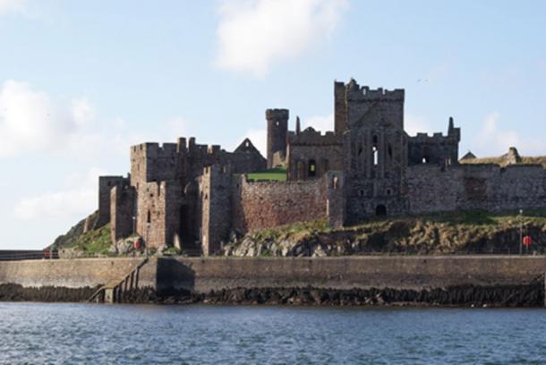 Peel Castle as seen from the sea. (Ketteridge, B/ CC BY-NC 2.0)