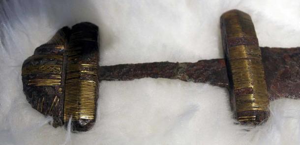 Esta empuñadura de espada Petersen tipo D con adornos de hilo de oro, que data de alrededor de 750-850 d. C., se encontró en Meuse, cerca de Aalburg, Países Bajos. (Rijksmuseum van Oudheden, Leiden). (Kleon3 / CC BY-SA 4.0)
