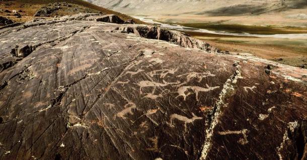 Arte petroglífico grabado en una enorme superficie rocosa en el valle del río Tsagaan Gol, Altai, Mongolia.  (AyanTravel / CC BY-SA 4.0)
