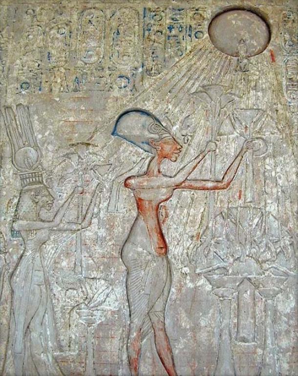 Pharaoh Akhenaten (center) and his family worshiping the Aten, with characteristic rays seen emanating from the solar disk. 