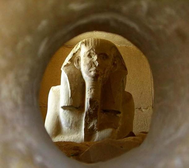 Pharaoh Djoser’s Ka statue peers through the hole in his serdab, ready to receive the soul of the deceased and also offerings presented to it. 3rd Dynasty. Saqqara. (Photo: Neithsabes / public domain)