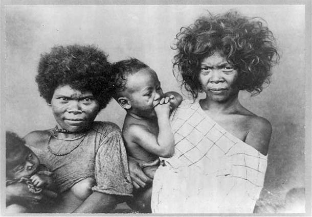 Photo of Philippine Negrito women, circa 1900. The Negrito skeleton found on Taiwan had cranial similarities to those from Luzon, Philippines (Public Domain)