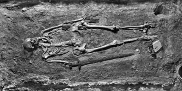 Photograph of the warrior skeleton in his grave shortly after excavation in 1928. Source: Cambridge Core / Fair Use.