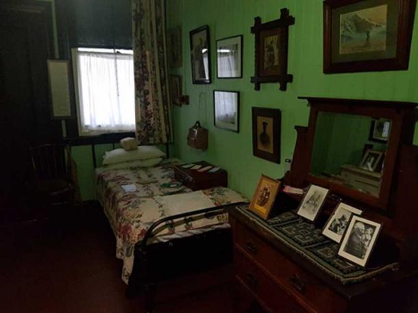 Fotografías del presidente Paul Kruger, los hermanos de la Sra. Smuts, sus hijos y su esposo adornan el dormitorio de la Sra. Smuts.