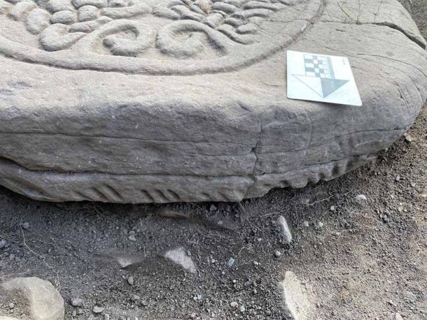 La losa de la cruz picta tiene un área en su parte inferior que contiene lo que se cree que es una escritura Ogham antigua. (Arqueología de Stirling)