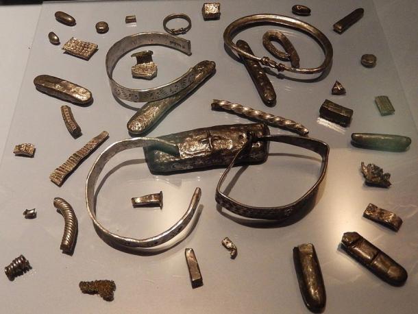 Piezas del tesoro de Cuerdale en el Museo Ahmolean de Oxford. (BabelStone / CC BY-SA 3.0)