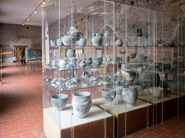 Pile-dweller’s pottery displayed at Pfahlbaumuseum. (CC BY 3.0)