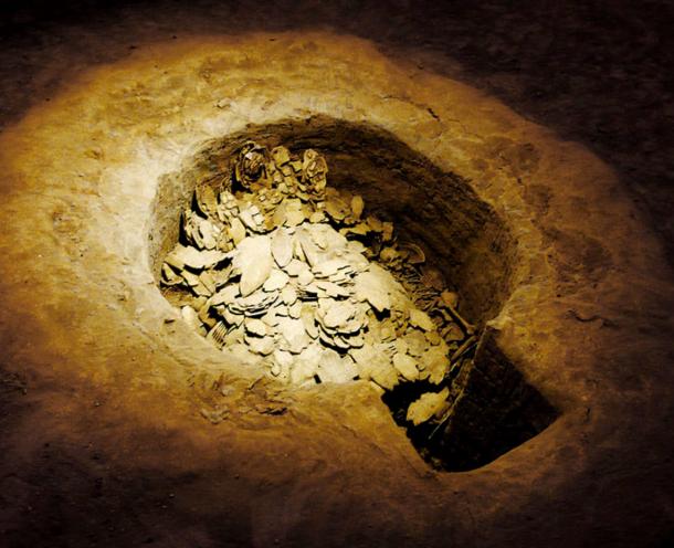 Pit of oracle bones (甲骨) at Anyang Yinxu. 