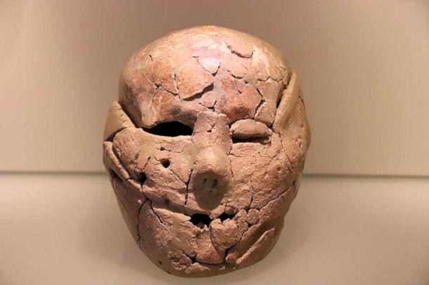 Cráneo enyesado, c. 9000 a.C. Museo de Israel, Jerusalén, Israel. (Gary Todd/CC0). Las calaveras enyesadas de Jericó son las máscaras funerarias más antiguas del mundo. Se quitaron los cráneos de sus muertos y se cubrieron con yeso para crear rostros muy realistas, completos con incrustaciones de conchas en lugar de ojos. Se extrajo carne y mandíbulas de los cráneos para modelar el yeso sobre el hueso, y las características físicas de los rostros parecen específicas de los individuos, lo que sugiere que estos cráneos decorados eran retratos de los difuntos.
