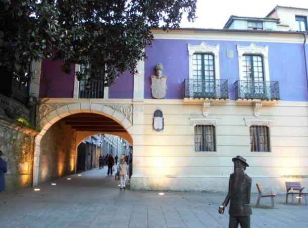 Plaza of Méndez Núñez and the house of Cruz y Montenegro.