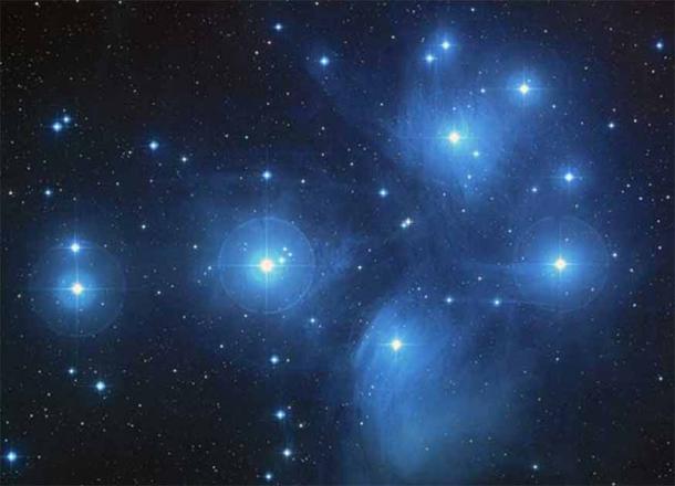 Las Pléyades, un cúmulo abierto compuesto por unas 3000 estrellas a una distancia de 400 años luz (120 parsecs) de la Tierra en la constelación de Tauro. También se conoce como "las siete hermanas", o las designaciones astronómicas NGC 1432/35 y M45. ( Dominio publico )