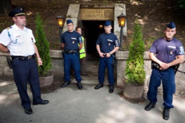Police block entrance to the Labyrinth of Buda. (György Tamás Károly / YouTube).