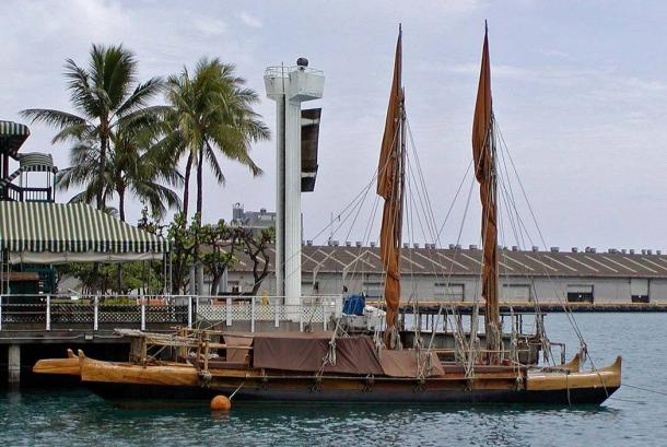 Photo of the Polynesian canoe replica Hawai'iloa, named after an early Hawaiian chief, in Honolulu harbor
