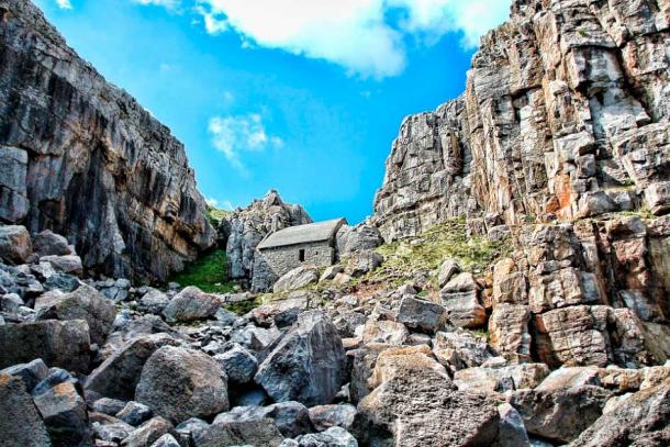 Poor folk in Wales and elsewhere have squatted on land to claim it for centuries. In Welsh folklore, if you could build a one night house without being detecting – it was yours! (Public Domain)