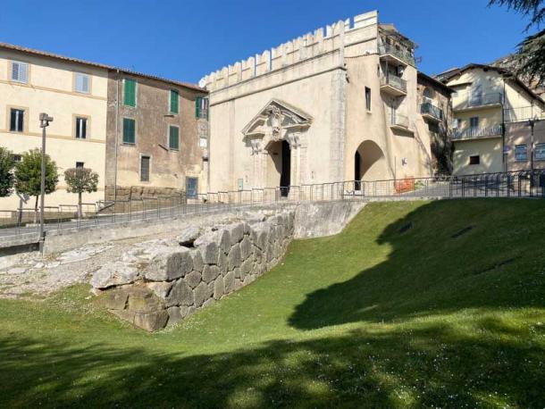 Porta Sole en Palestrina, Italia, con un muro ciclópeo como parte de la estructura original.  (Laura Tabone)
