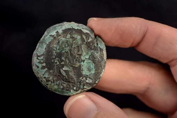 Retrato del emperador romano Antonino Pío en una moneda romana de 1.850 años de antigüedad encontrada en la costa del Carmelo de Israel. (Yaniv Berman/Autoridad de Antigüedades de Israel)